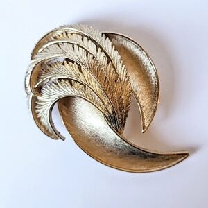 CROWN TRIFARI FEATHER SWIRL BROOCH - VINTAGE GOLDTONE